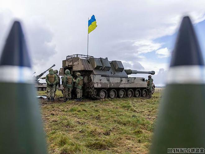 乌克兰士兵操作AS90自行榴弹炮在英国实弹射击 英军教官认真培训 - 7
