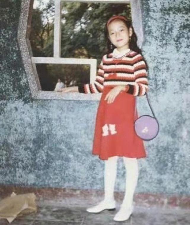 马伊琍真是从小美到大！罕见童年照穿小红裙拎包像大小姐，超可爱 - 3