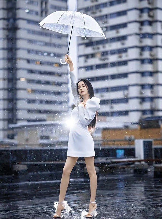 热巴久违的名场面曝光！穿白色礼服站在雨天里，打塑料伞有奢华感 - 1
