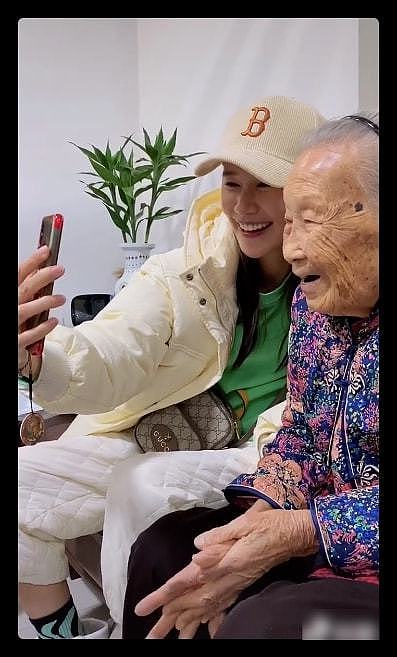 40岁港星回汕尾老家，和家人探望102岁婆婆，逛路边摊被求偶遇 - 5