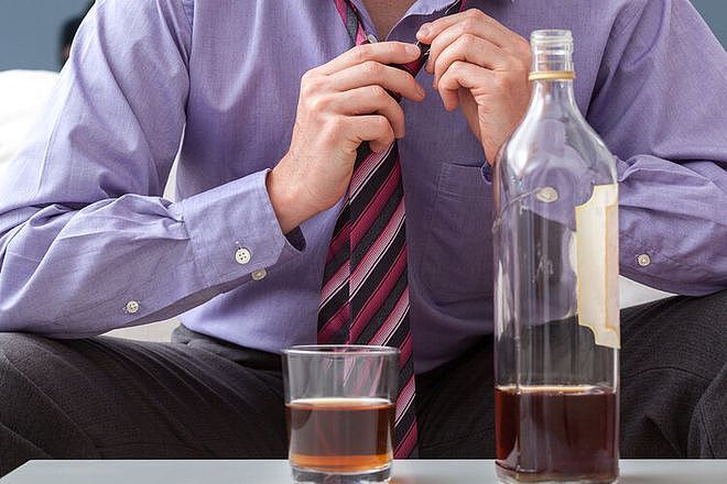 以为不喝大酒就不伤身了？3万多人研究显示，常喝小酒大脑会衰老 - 1