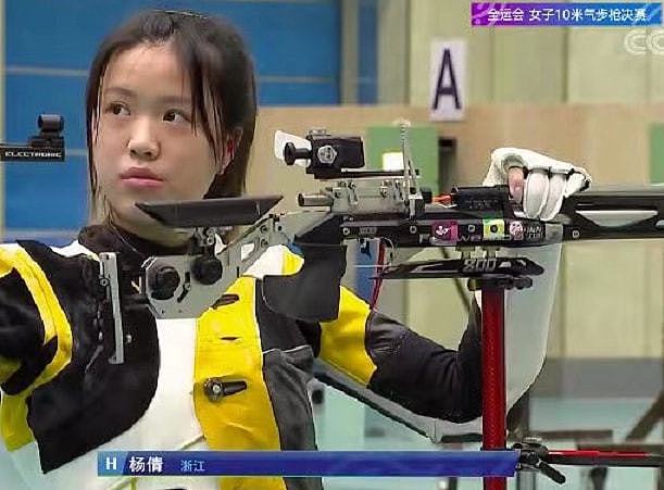 17岁王芝琳成黑马！击败奥运冠军杨倩，穿十斤重赛服学鸭子走超萌 - 11