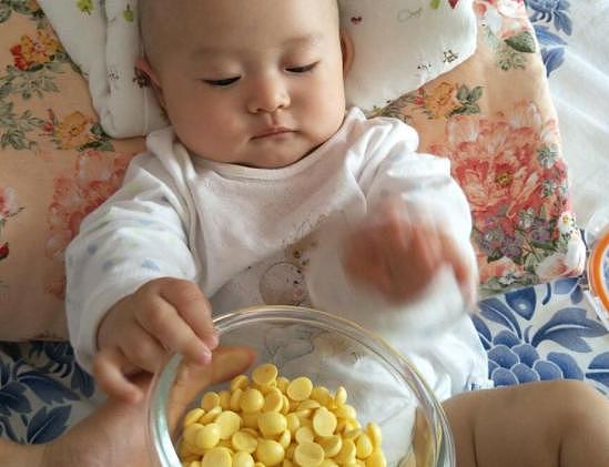 宝宝最爱的辅食“溶豆”，其实多半是固体饮料？不少父母还成箱囤 - 11