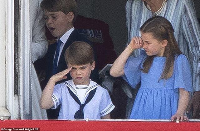 英王室阳台阅兵太欢快！4岁路易挖鼻孔做鬼脸太可爱，站C位抢风头 - 11