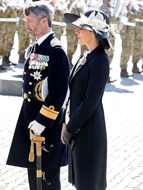 49岁丹麦王妃盛装亮相太好看了！黑白配尽显高贵，比凯特都显年轻 - 1