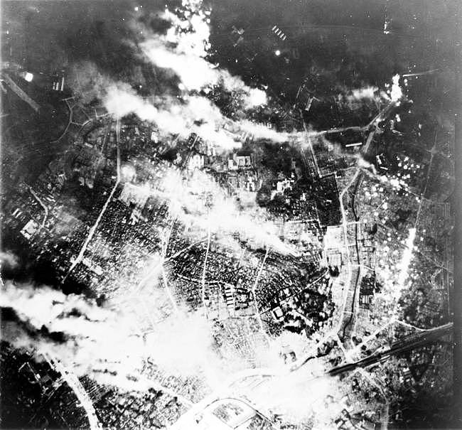 二战美军最强大轰炸 现场瞬间变成一座死城 几十万人死伤 - 1
