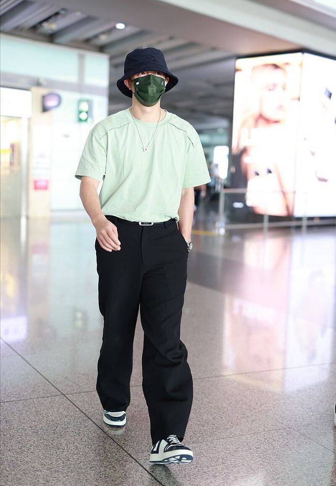 韩庚这组配色很耐看，浅绿T恤+黑西裤高级大气，再配双球鞋真够潮 - 6