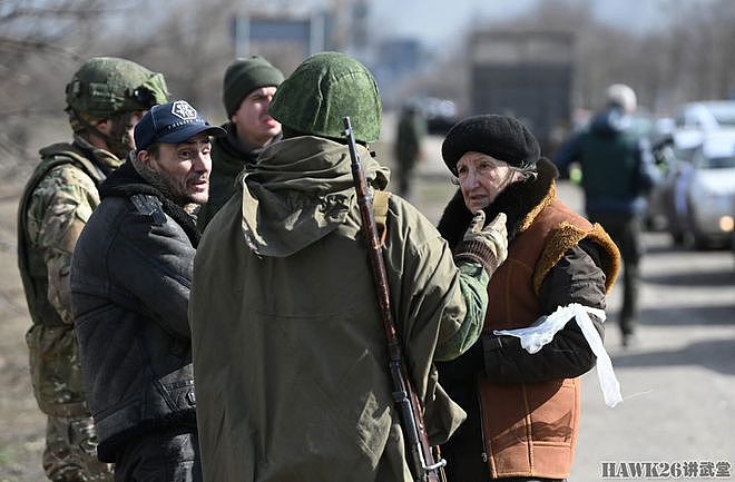 战地报道：顿涅茨克民兵肩扛莫辛-纳甘狙击步枪 检查乌克兰难民 - 14
