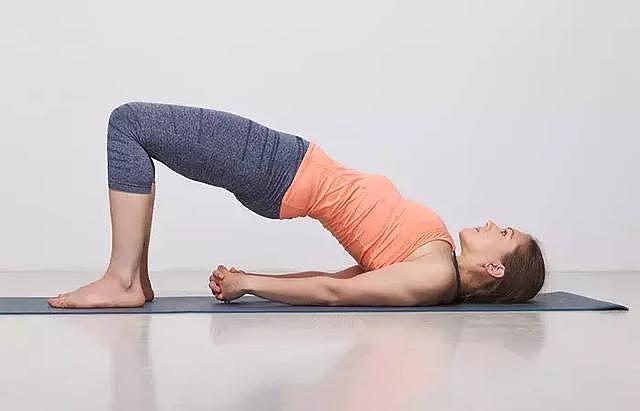 瑜伽桥式：3种练法3种结果：练臀、加强后弯、收盆底肌！都想试试 - 1