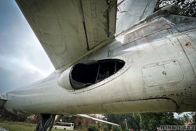 钻进图-16轰炸机 乌克兰博主冒险进入纪念碑 探索神秘的内部结构 - 11