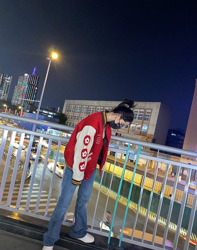 欧阳娜娜终于回台北了，穿男友装走机场，拿着韩国零食走路太卡通 - 4