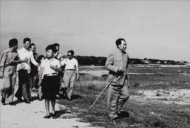 1954年，毛主席到北戴河看日出，哨兵举枪阻拦：少废话，对口令 - 7