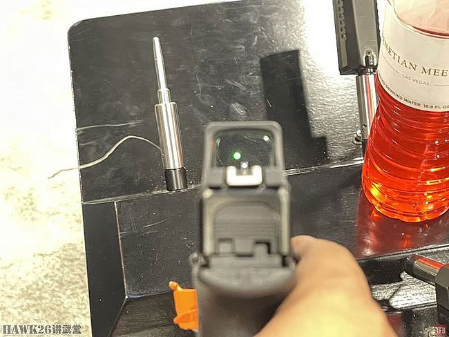 直击SHOT Show：HOLOSUN全新微型红点镜匹配原厂机械瞄准具 - 4