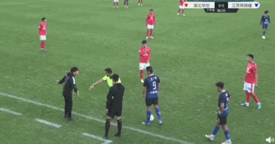 中国足球奇葩一幕：主帅下黑脚，绊倒对方球员！裁判只给黄牌 - 3