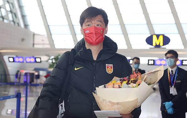 太损了！中国女足亚洲杯夺冠后，男球迷在国足酒店放烟花庆祝 - 6