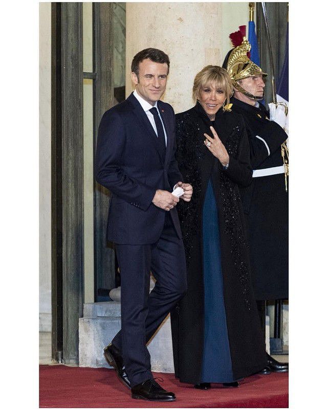 法国总统同框大24岁的妻子！布丽吉特穿开叉裙秀腿盘着发好美丽 - 7
