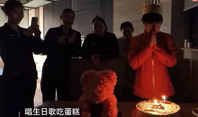 国乒为孙颖莎庆祝21岁生日!全队唱生日歌她许愿,吃长寿面狼吞虎咽 - 3