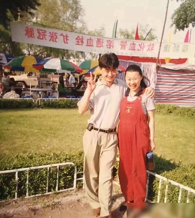海燕庆祝结婚25年，老公送99朵玫瑰罕见出镜，曾是赵本山最帅弟子 - 9