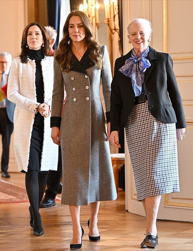 两大王妃大同框！凯特穿2万5灰色大衣太美，丹麦王妃黑白配也不输 - 7