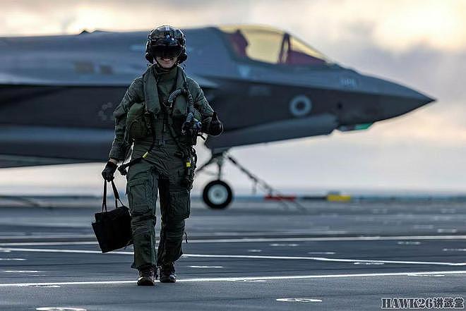 英国发布“伊丽莎白女王”航母演习照片 F-35B挂载制导炸弹起飞 - 13