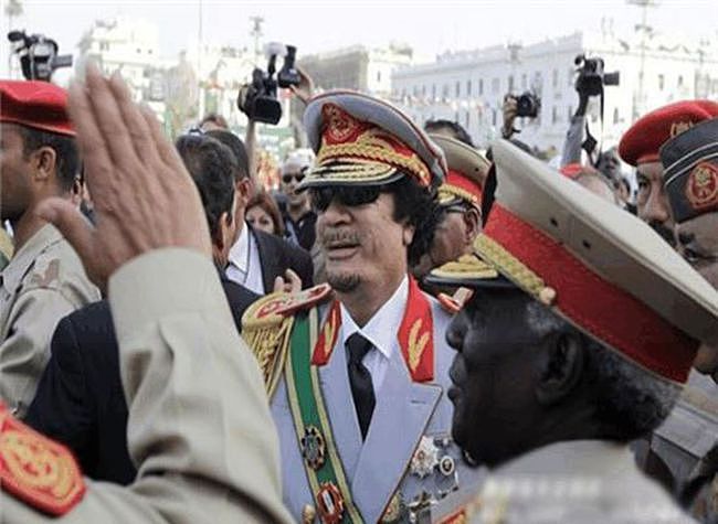 卡扎菲为什么被一群乌合之众民兵打败？2011年10月20日卡扎菲被杀 - 7