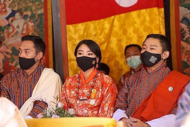 不丹王室齐亮相庆祝国庆！4位王母穿得比王后还艳，公主们颜值高 - 2