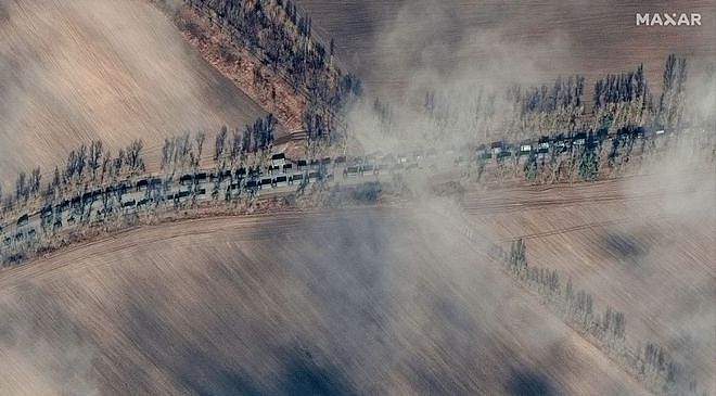 俄军对乌最大核电厂四面开火 大批装甲坦克车队停滞不前 - 1