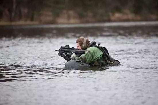 AK47突击步枪子弹在水下最多能射多远？数据说出来怕你不信 - 4