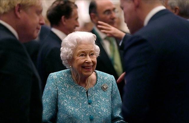 95岁英女王被勒令休息后又复出 穿嫩黄色容光焕发 - 8