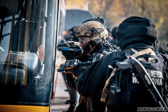 直击：波兰宪兵特别行动部队解救人质演习 霰弹枪破窗 冲上公交车 - 5