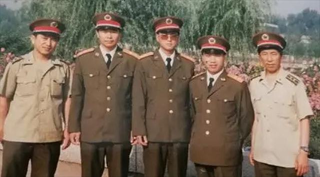 1988年，新中国恢复军衔制时，邓公为何提出：军衔设到上将为止？ - 9