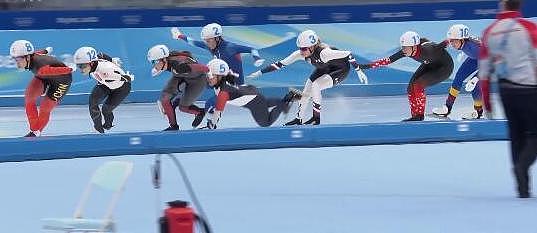 太危险！韩国速滑女将摔倒，冰刀直撞对手身上！网友：黄大宪附体 - 2