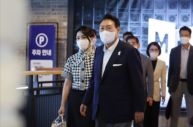 韩总统夫妇亮相看电影真甜！金建希穿千鸟格，抱着爆米花真像少女 - 3