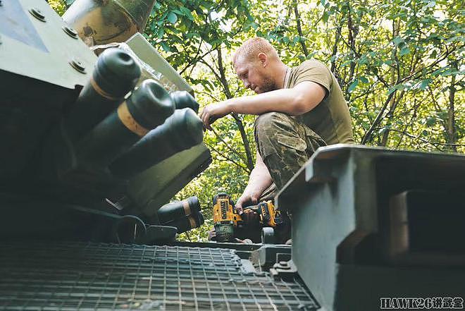 乌克兰军方发布宣传照 士兵克服困难抢修美制步兵战车 自行榴弹炮 - 14