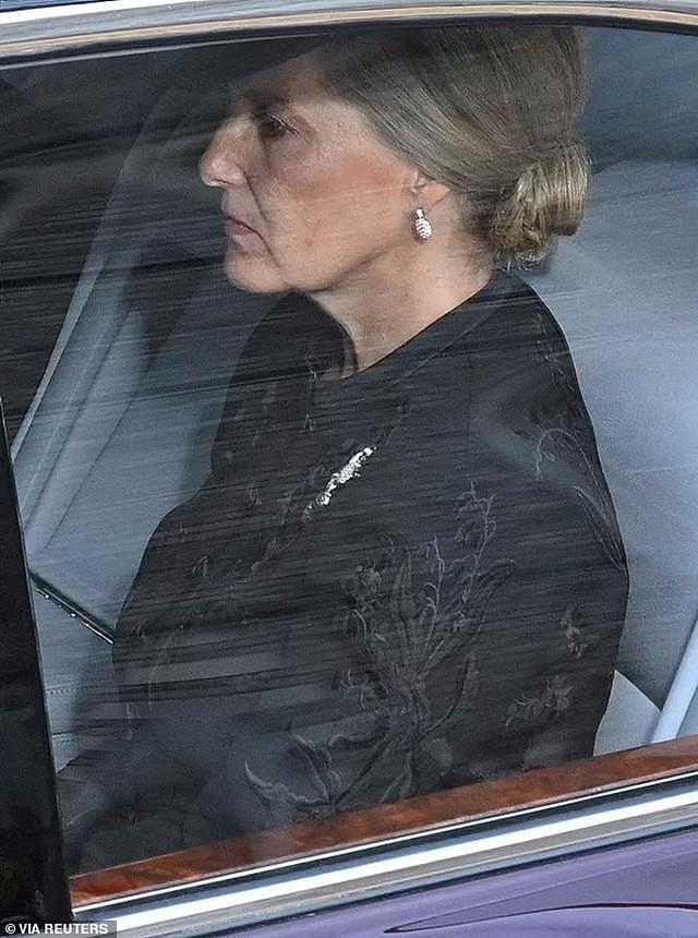 最受女王宠爱的儿媳，一改低调，穿着加急赶制的礼服参加女王葬礼 - 7