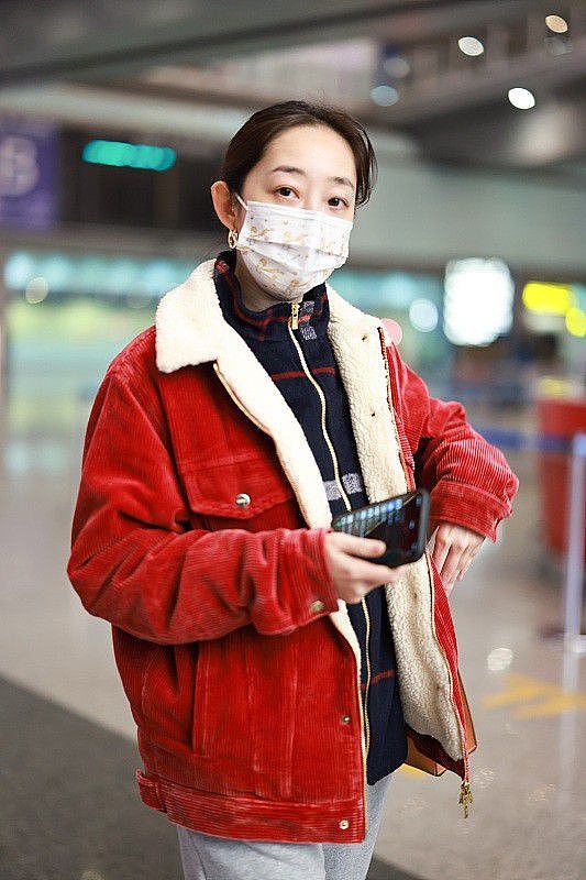 蒋梦婕素颜现身机场，身穿红色灯芯绒外套喜庆优雅，看着好低调 - 6