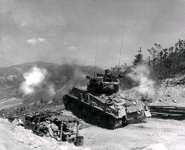 11天击毁86辆坦克，陆空协同击溃德军，二战美军第四装甲师有多强 - 5