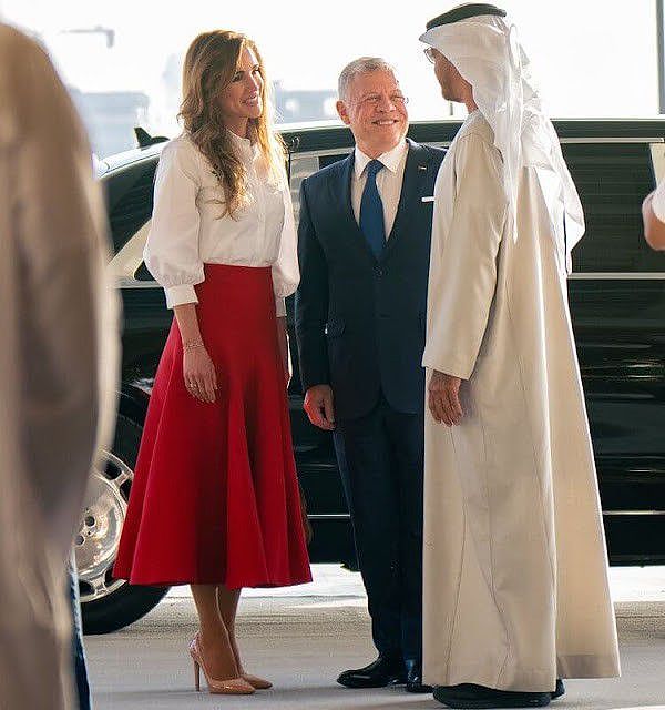 约旦国王夫妇难得同框！51岁难民王后红配白好美，60岁国王成保镖 - 4