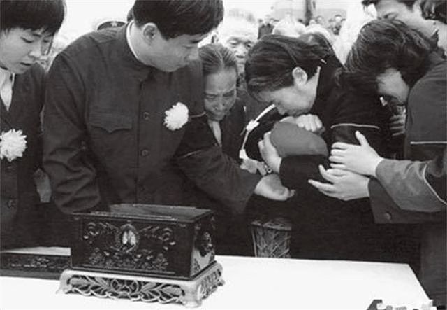 王光美追悼会：儿子刘源手捧遗像泪流满面，邵华、李敏悲痛送别 - 8
