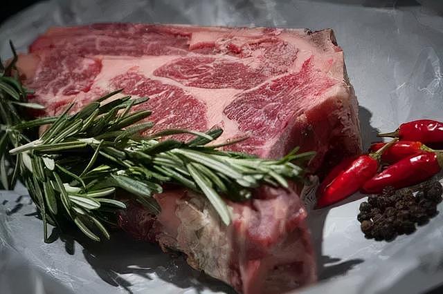 牛肉吃多了会致癌，白肉比红肉健康？为你总结：这3种肉是要少吃 - 1
