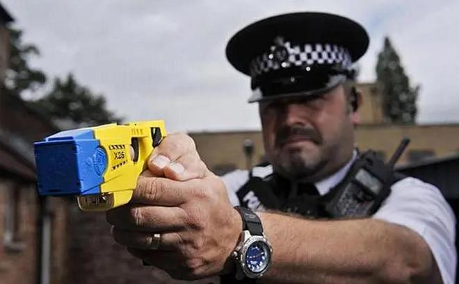 英国警察装备有多好？出门巡逻带两把枪，配置堪比特警队 - 12
