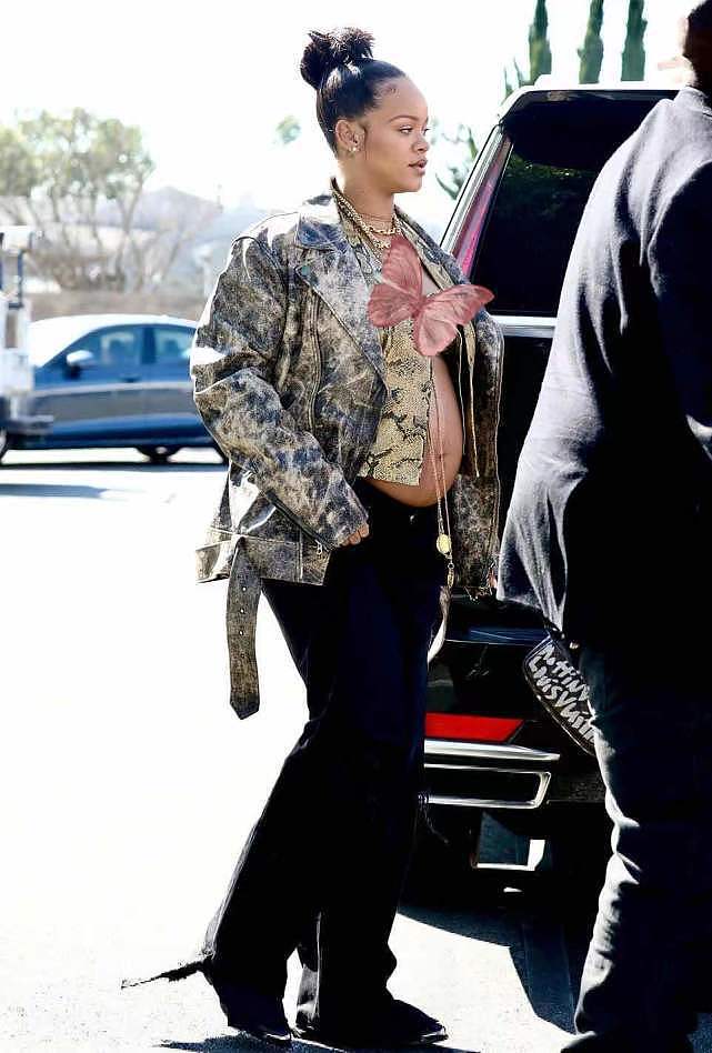 蕾哈娜又换新造型秀8个月孕肚！穿蛇皮纹外套露肚皮，准妈妈霸气 - 5