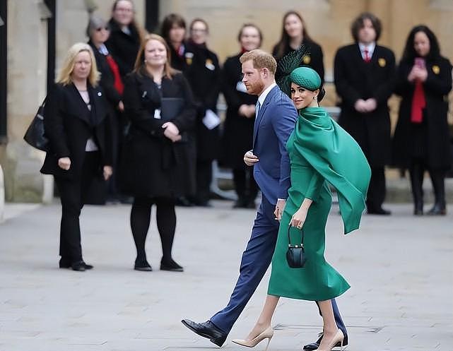 凯特终于发力了！穿6千多的绿裙亮相换风格，可惜输给梅根的战袍 - 10