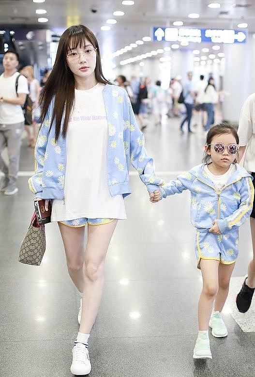 贾乃亮和李小璐女儿快9岁了，李小璐依旧有“少女感”，穿搭时尚 - 9