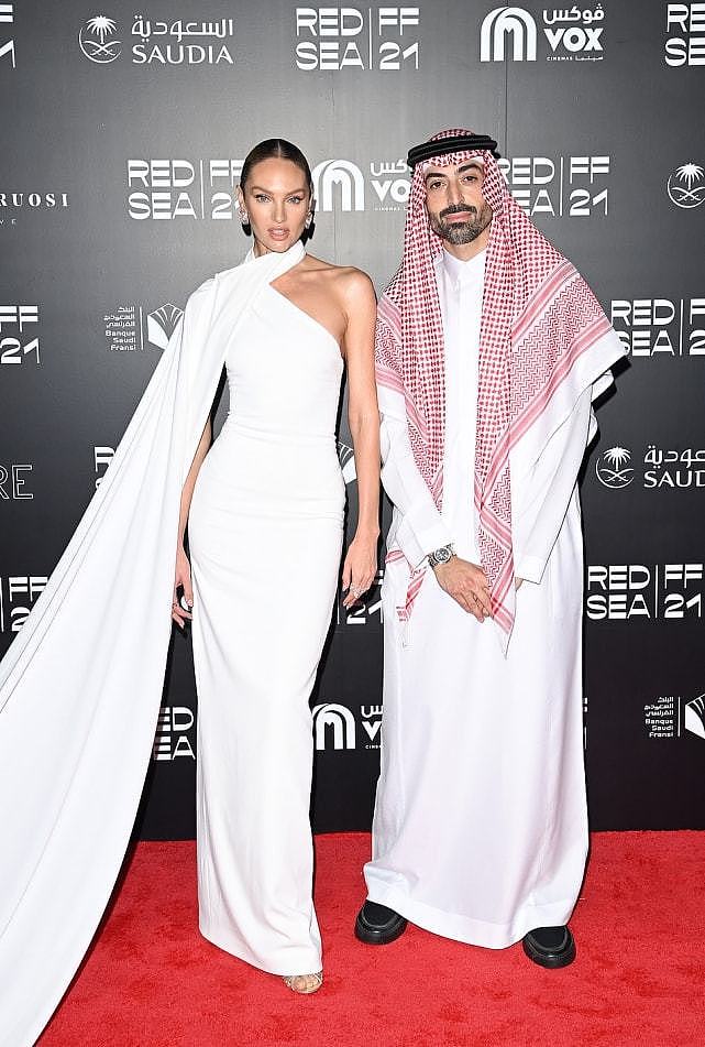 维密天使闪耀亮相阿拉伯电影节！糖糖穿斜肩白裙太美，超模AA性感 - 2
