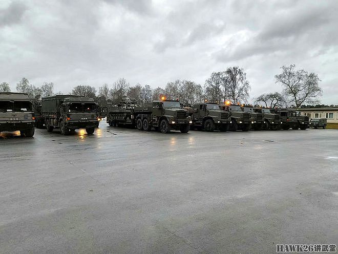 德国-波兰边境的英国装甲部队“挑战者2”长途行军靠美国牵引车 - 3