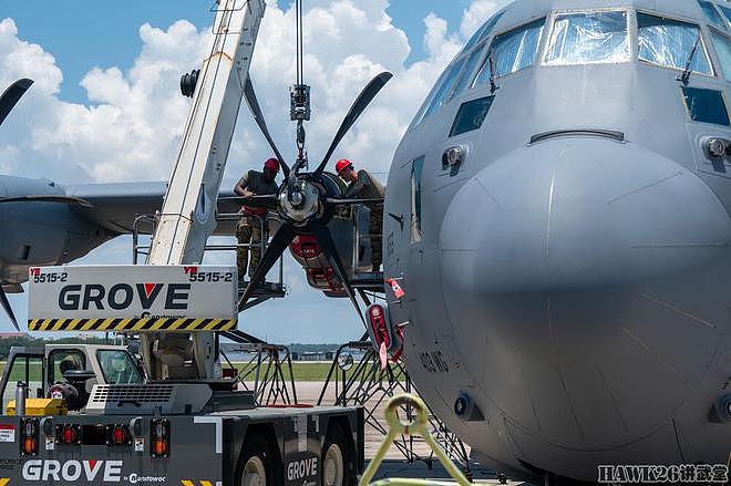 美军保障能力有多强？三名技术员更换C-130J“超级大力神”螺旋桨 - 7