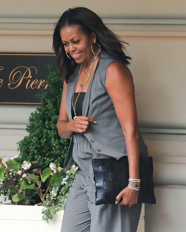 58岁的奥巴马夫人依然不服老穿一身灰色出街好高调，身边都是保镖 - 3