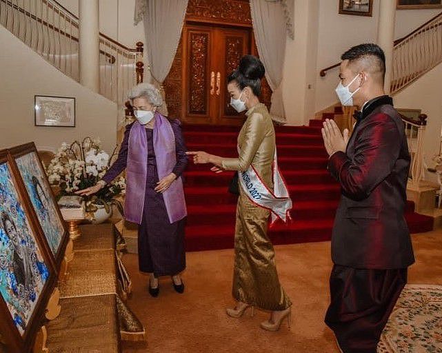 柬埔寨太后85岁了依旧高贵！一天连换两套造型，肩披紫丝巾好优雅 - 4