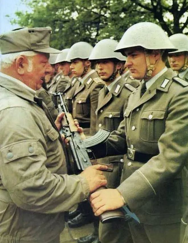 盘点前东德士兵的个人装备，其穿戴依旧保留普鲁士风格 - 17